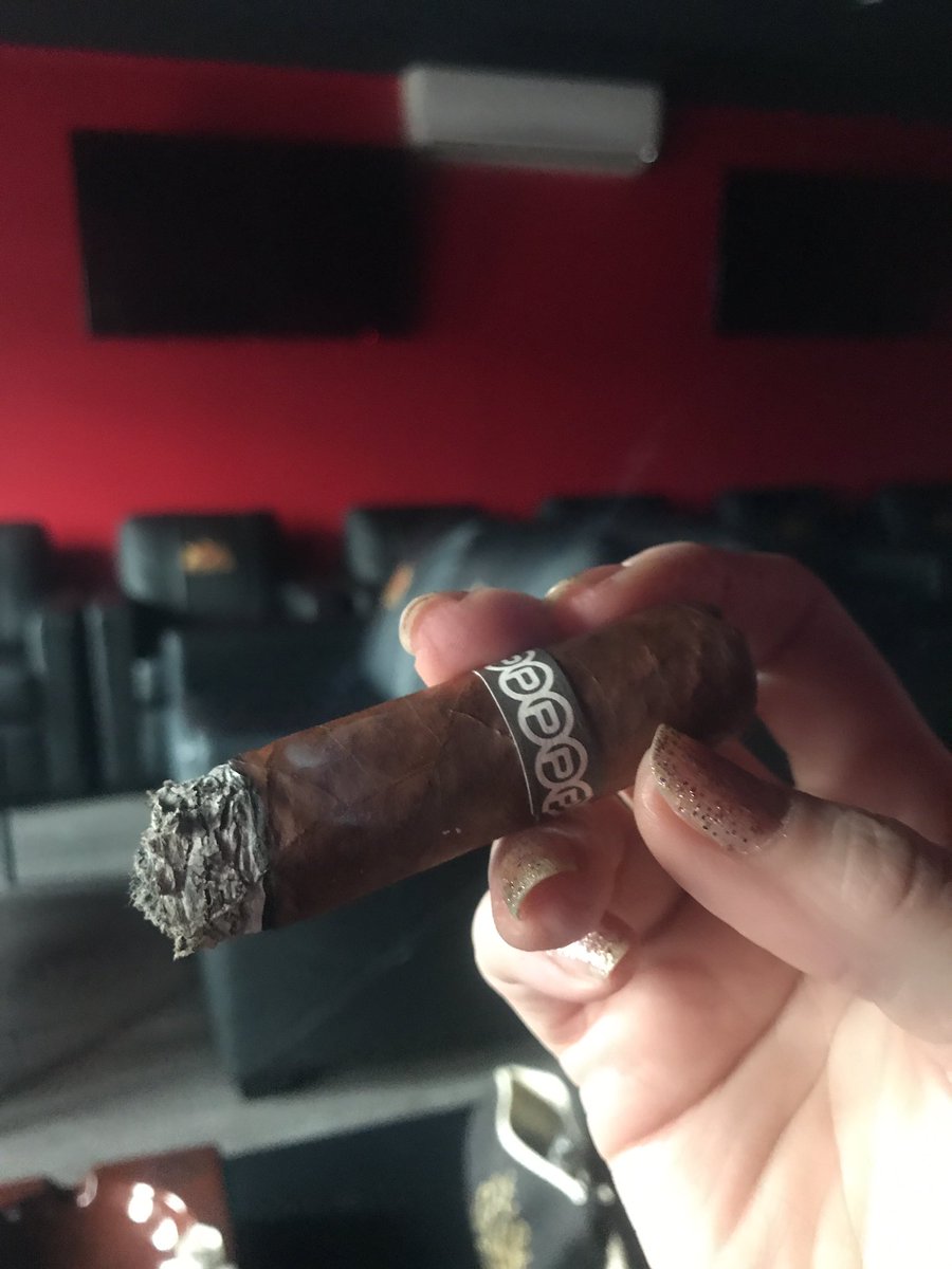 RobustoBabe's tweet photo. There’s sour component that keeps coming through in the first and second Thirds that I haven’t been able to identify as it mixes with earthiness @PlasenciaCigars #AlmaDelCampo @JeffBOTL  @CigarChairman @Xavier9281 @rlilly1018   @CigarDH   @Mack280   #cigarreview #Sundaycigarherf https://t.co/KllFhGZ6vT