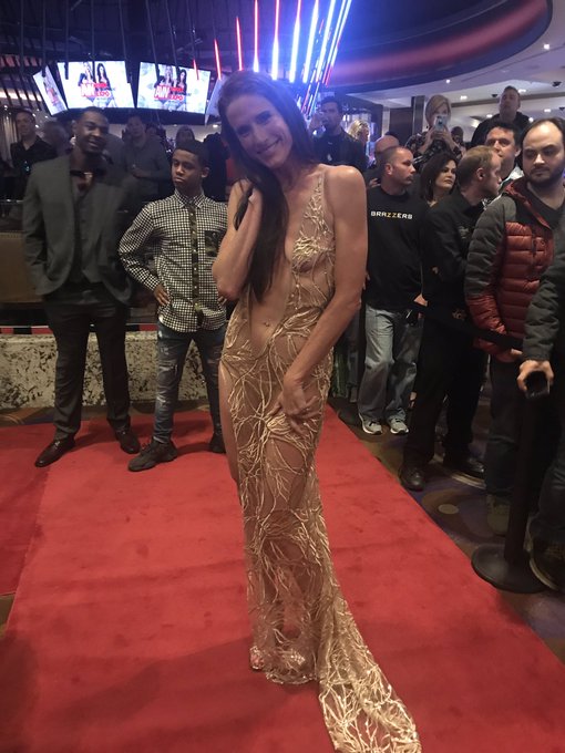 1 pic. More #AVNShow #redcarpet https://t.co/lPt6Zah7qG @xxxstarpr @101ModelingInc @avnawards https://t