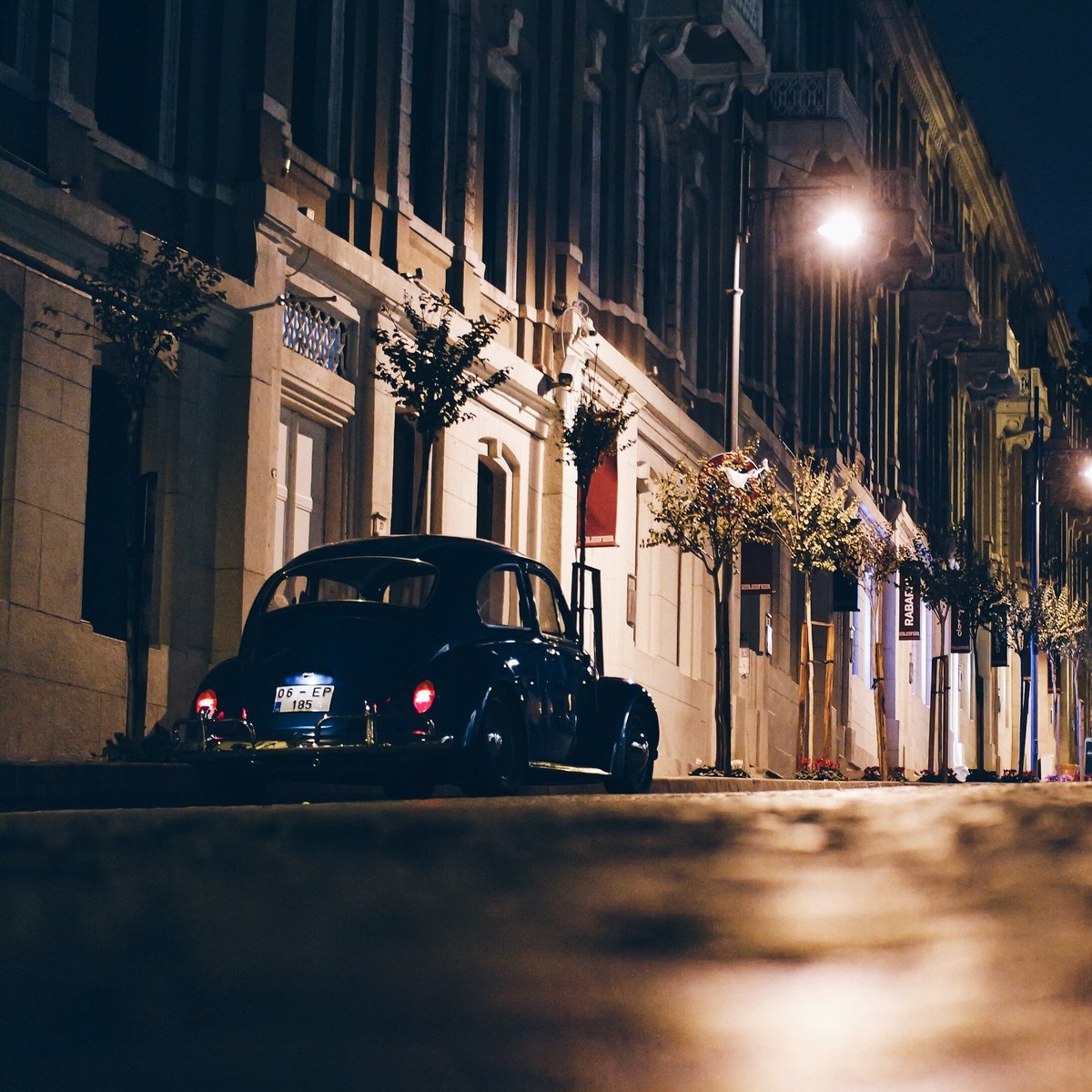 Музыка на улице ночью. Ночной город улица. Ночь город улица машина. Машина на улицах Лондона. Темные улицы темные машины.