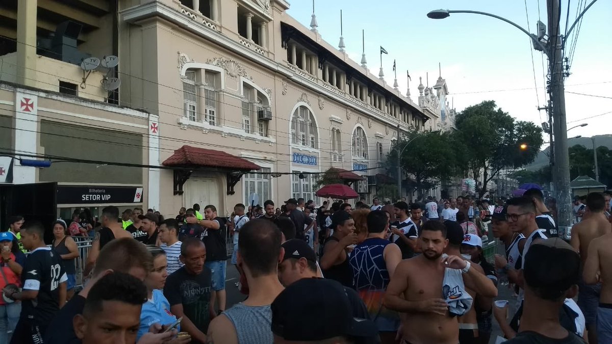 Colina_1927's tweet photo. Movimento é tranquilo nos arredores de São Januário. #VemPraColina
(📷: Expresso) https://t.co/9NvmdbWg8I