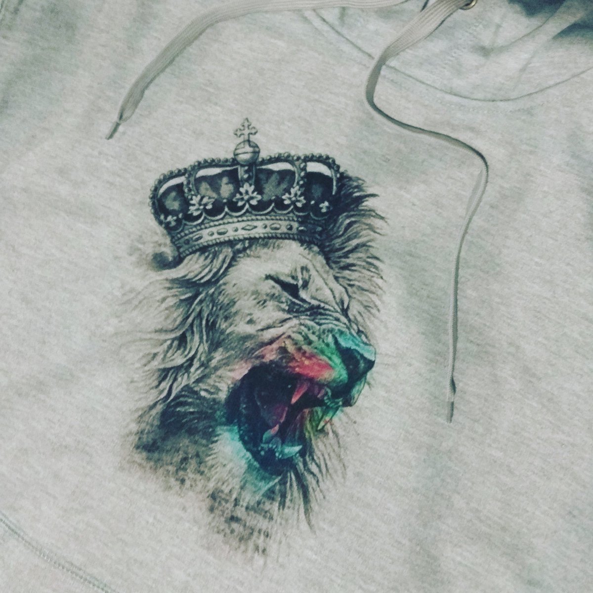 sublimacan's tweet photo. Hacemos #cosasguapas 🦁💪🏼
Las #sudaderaspersonalizadas son otro  de nuestros #fuertes 
Las #imagenes quedan #increibles 
Nadie llevará una sudadera como la tuya!! Eso seguro!! 

#sublimación #tenerife #cosasmolonas #personalizalo #llevatetodo #trabajoduro💪 #clientesatisfecho https://t.co/YmIDKjD0WP