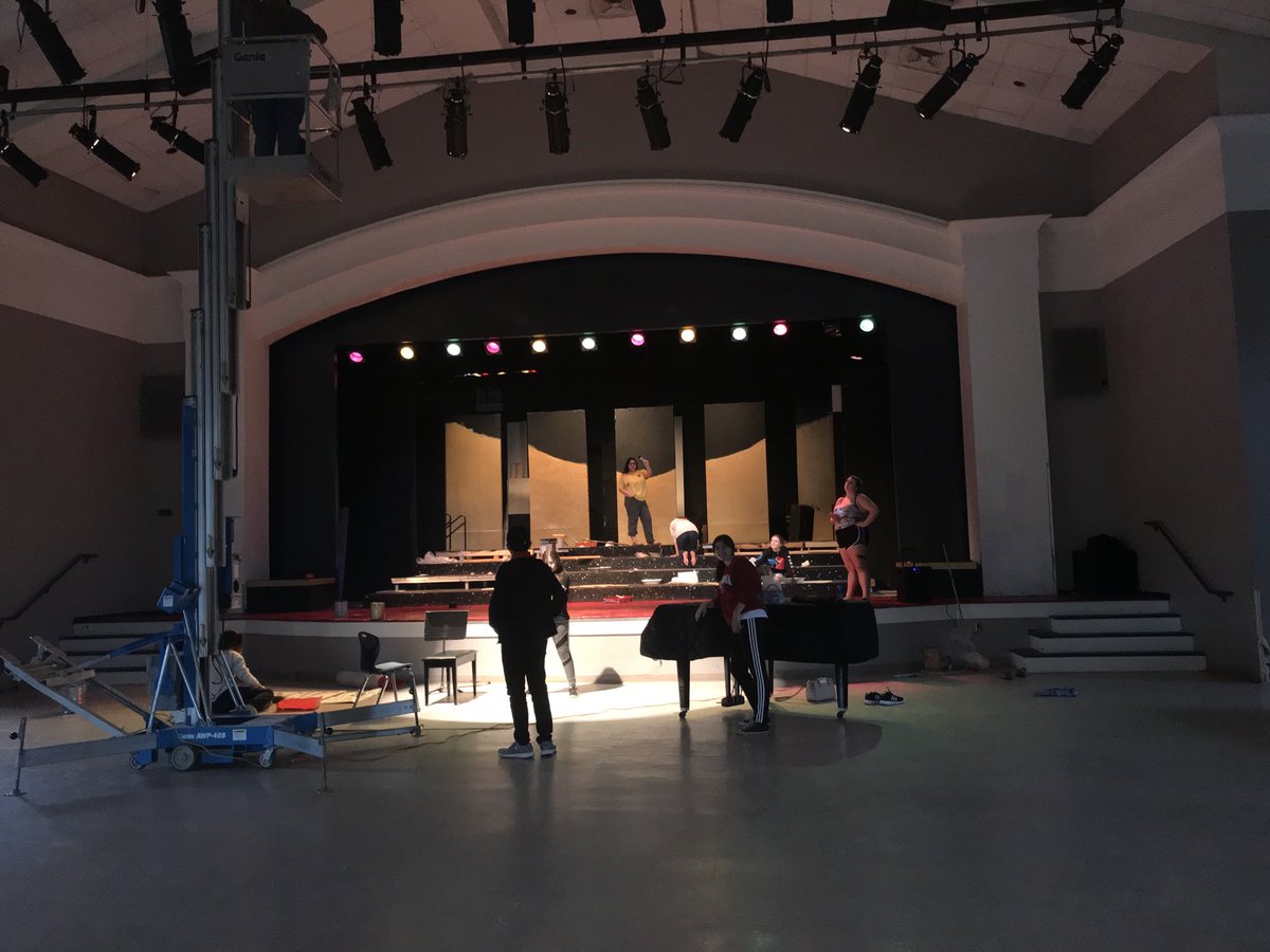 Theater work day to get our set ready! 🤗