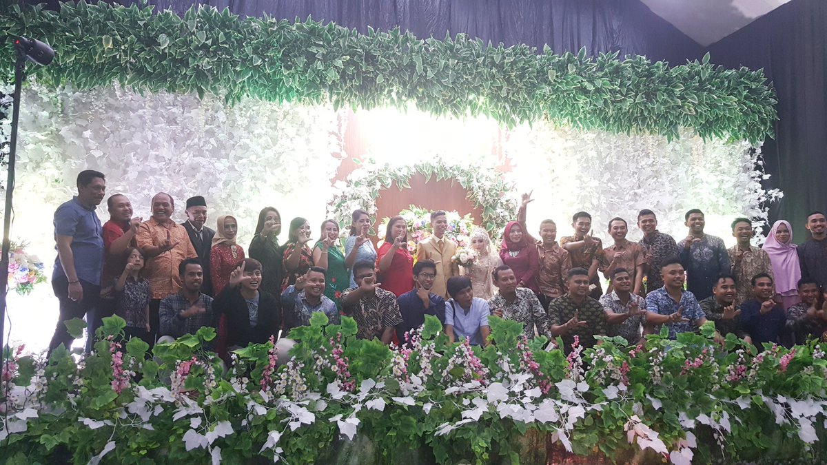 Di acara nikahan, tak ketinggalan salam 2 jari
#AyoPrabowo