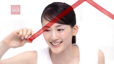 3人で2本線を引いているのに五角形になる化粧品のCM(笑)