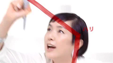 3人で2本線を引いているのに五角形になる化粧品のCM(笑)