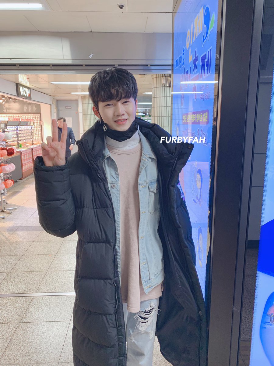 furbyfah's tweet photo. เมื่อวานออกจากห้องไปสูดหายใจเพราะอยู่ห้องแล้วหดหู่เกิ๊น ยืนดูป้ายวนวอยู่น้องมินมายืนข้างหลัง น่ารักมากค้าบ🥰 #MINKIM https://t.co/c156NiEJDr