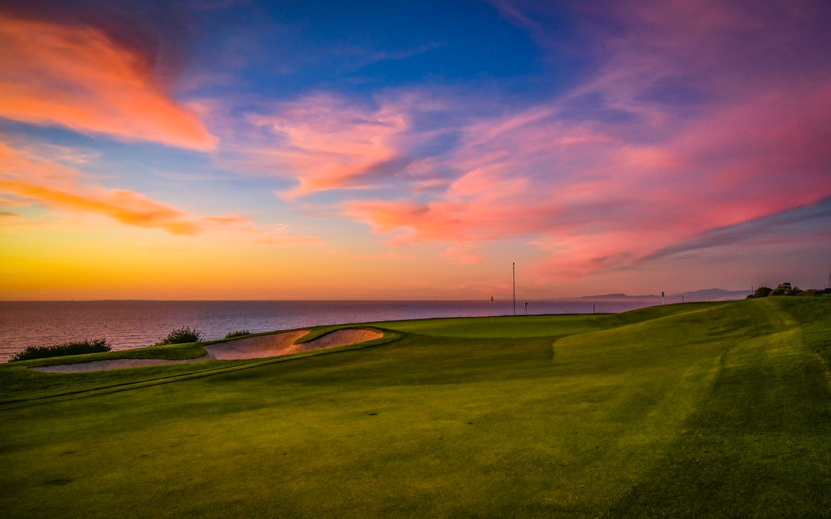 🌅⛳️💯

Torrey Pines showing off one last time.