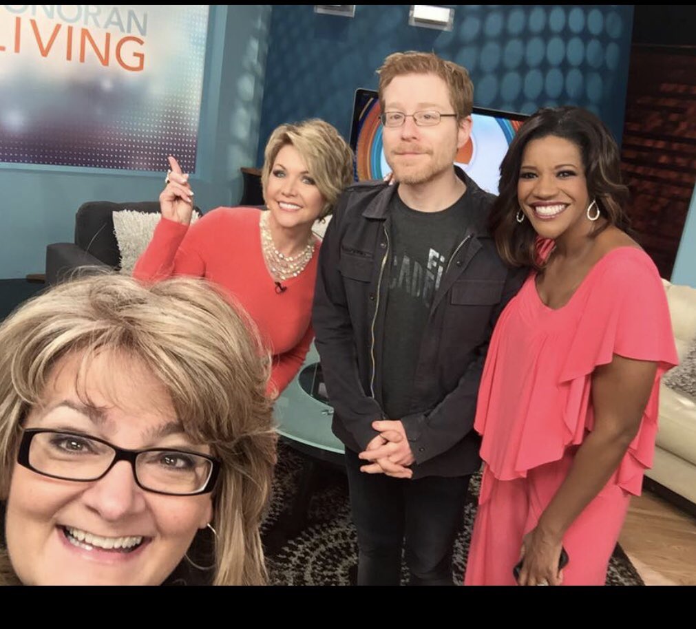 broadwaygirlAZ's tweet image. Hey @MargoABC15  ! Remember Tango Maureen with the coolest in-studio guest @albinokid ? So ready for #RENTLive tonight 🙌🏽 I can hear you singing from my house 🎶🤣