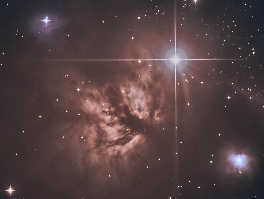 Murf411_'s tweet image. #FlameNebula 🔥🔭🧐 in #Orion sits about 1,200 light years away, dark dust and gas block the light from this emission nebula #AstroPhotography #NightPhotography #CanonUSA #LookUp #AstroBackyard #LongExposure #Photography #UniverseToday #BackyardAstronomy