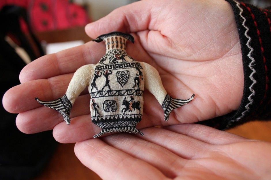 knithacker's tweet photo. Althea Crome's Amazing Micro Knitting - She Gets Seventy Stitches To The Inch! ๐ https://t.co/nKZo6p3c7d #microknitting #altheacrome #knitting #fiberart https://t.co/hZqqnsbOZI