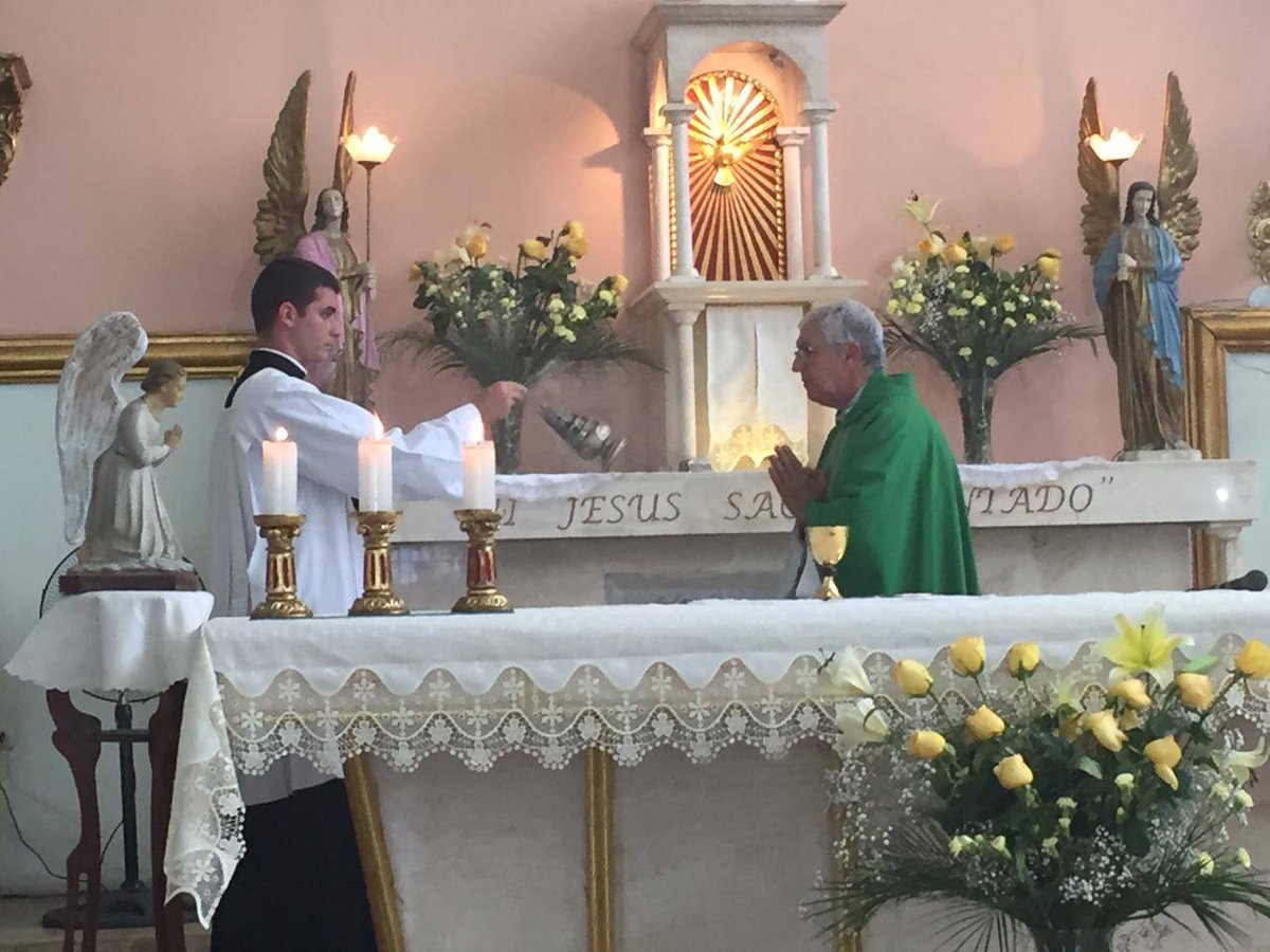 Hoy el Padre Carlos Castillo, Arzobispo electo de Lima, celebró misa en la parroquia  San Francisco Solano, en el Rímac. Hay que recordar que el Padre Castillo  cumplía sus funciones pastorales en
