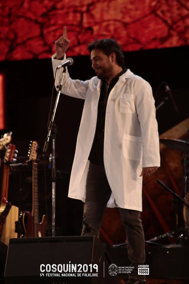 Hayfolklore's tweet photo. @EmilianoZerbini plantó la bandera del reclamo, poniéndose un guardapolvo blanco y pidiendo por la ley de enseñanza de folklore en las escuelas
#Cosquin2019 https://t.co/yz7zdKQWaE