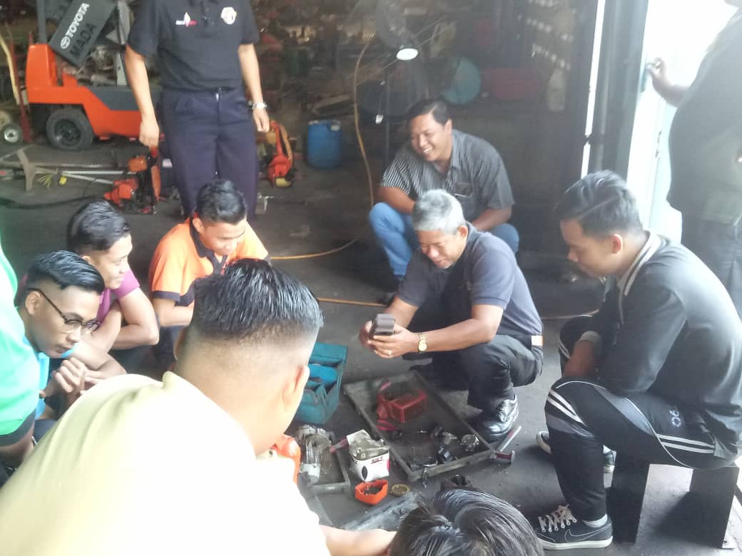 bme_mada's tweet photo. Lawatan pelajar MRTC ambilan baru ke Bahagian Mekanikal &amp; Elektrikal. Diberi taklimat &amp; demo peralatan kecil pertanian serta penggunaan Mekanisasi ladang. Semoga suatu hari nanti pelajar-pelajar ini menjadi petani/usahawan tani yang berjaya. https://t.co/bEsX1vPQYl