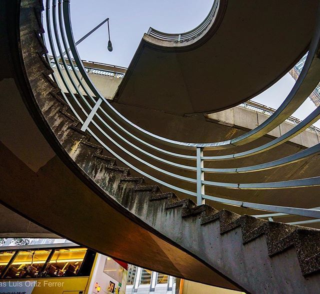 #hongkong #stairs | elevated pedestrian ways in #admiralty | #sonya7iii 16mm | 5 minutes after this photo this was crazy crowded... #streetphotography bit.ly/2UoonYV