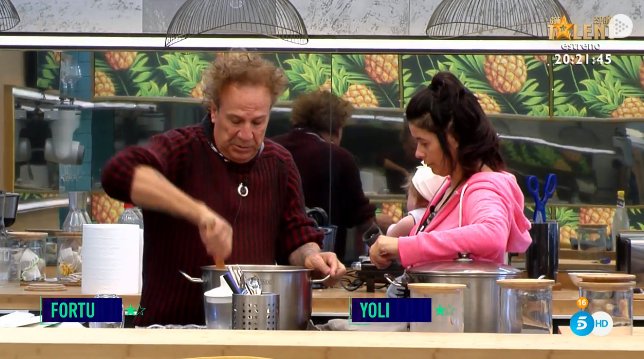 ghoficial's tweet photo. ¿Ha sido Fortu falso con Ylenia y Raquel? 

🔄 Sí
❤️ No

#GHDÚODBT3 https://t.co/sAMPrJiEGY