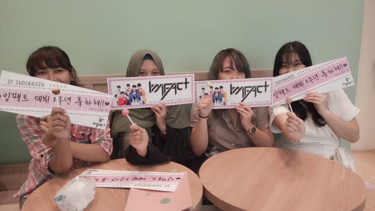 IMFACT_ID's tweet photo. Tanggal 27 Januari, IMFACT_ID telah mengadakan mini gathering dalam rangka merayakan anniversary IMFACT yang ketigaโก Selain ngobrolin IMFACT, kami juga main, sharing freebies, foto bareng, dan juga sempat video call dengan teman2 yang berhalangan hadir! #Happy3YearsWithIMFACT https://t.co/tpByqajG3Y