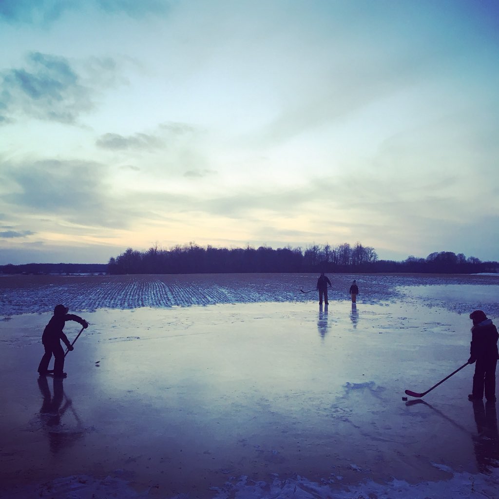 LaurFras's tweet photo. @weathernetwork My favourite ppl on our very own field of dreams 🇨🇦Laura Fraser, Embro, ON #winterplay @weathernetwork https://t.co/85USwEi5hO