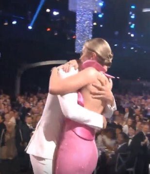 bestofpine's tweet photo. Chris Pine with Emily Blunt ❤️❤️❤️ #SAGAwards #ChrisPine #EmilyBlunt  credit: @pinefinemine https://t.co/CDSJMvp54e