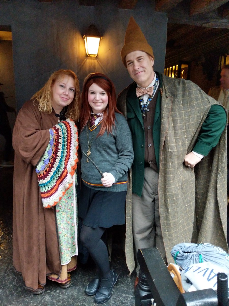 KatyHaile's tweet photo. Harry Potter Celebration was cancelled this year. Who knew there'd be an amazing group of fans who would show up in cosplay anyway?? Right place + right time = a miserably cold, rainy day turned into a mini HP convention 😍 #CFSCCelebration #UnCelebration #ACelebrationOfOurOwn https://t.co/aZJrDce5YL