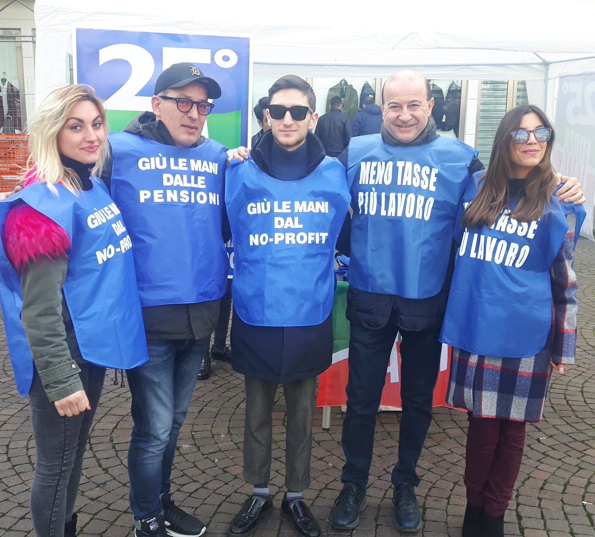 MolaroRoberto's tweet photo. 25 FORZA ITALIA UNA GRANDE STORIA UN GRANDE FUTURO NOLA ✋👍👍 https://t.co/7IYo9FYidK
