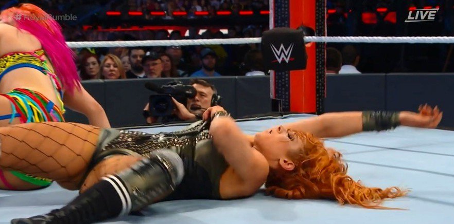 Mirror Wwe On Twitter Becky Lynch Suffers Wardrobe Malfunction