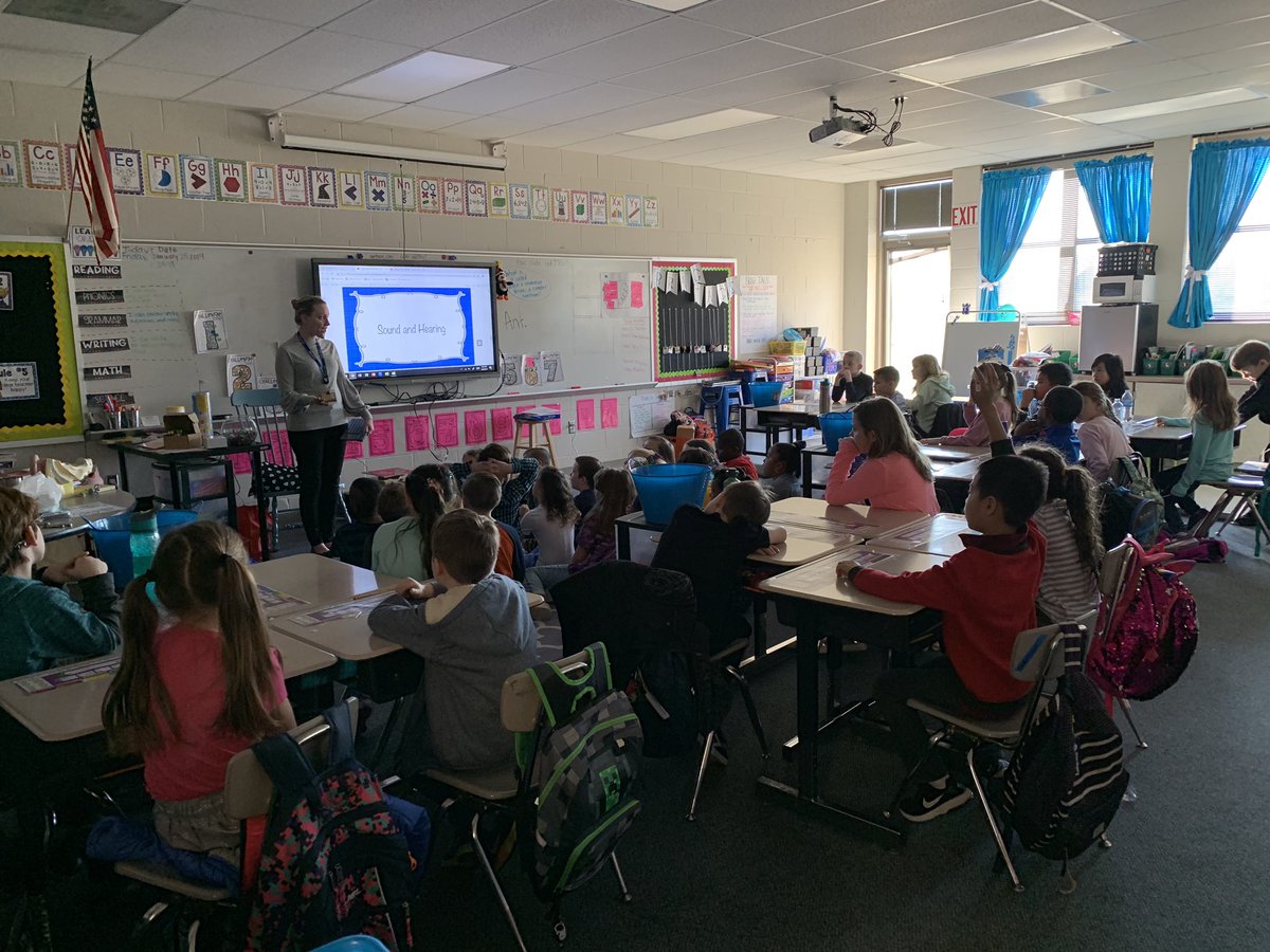 SiegelEagles's tweet image. Audiology student (and Mrs. Grisham’s daughter!) presents About Sound to 2nd grade! We love learning about science from experts in our community! #STEM