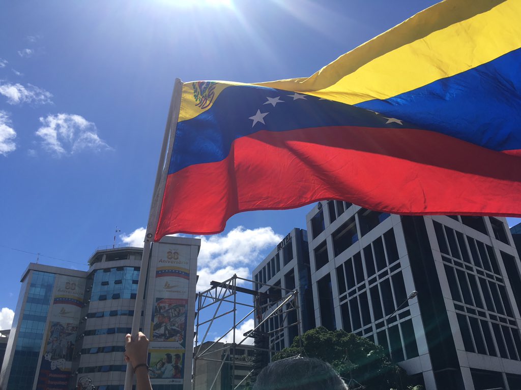 partidoUNT's tweet photo. Anuncios dados por @jguaido: 

1.- Protesta miércoles 30-01 de 12 a 2pm exigiendo el canal humanitario

2.- Protesta mundial en respaldo a la decisión de la UE

https://t.co/qNszN5Y25z

¡Venezuela te necesita! https://t.co/3ttrDtJtp7