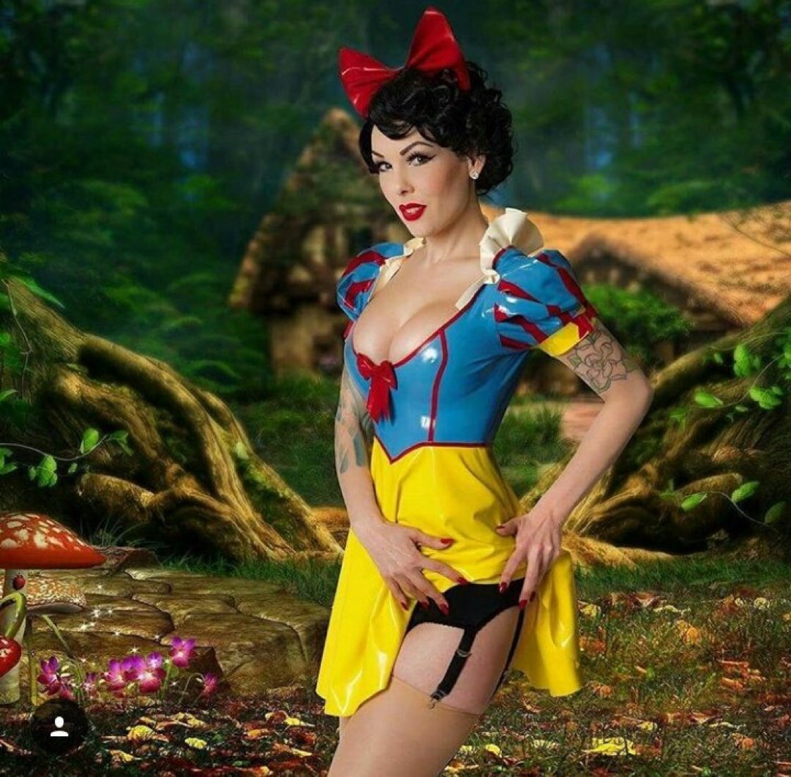 “Sexy Snow White #cosplay by @evilyn_13 #Disney #SnowWhite” .