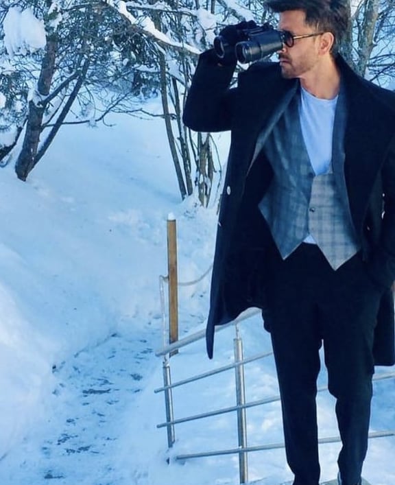 HrithikHRFC's tweet photo. @iHrithik in Switzerland for @rado.
||I’m such a faker.
Looking through binoculars at a wall 3 feet away. Those ski’s don’t work and I don’t know that dog.||(via insta) #Hrithikroshan #rado @HR_Mania17 @HrithikRules @GauriBarua  @iRimiHR @HR_FC_Peru @ihrithikinspeir https://t.co/kkqJQ0fRZ5