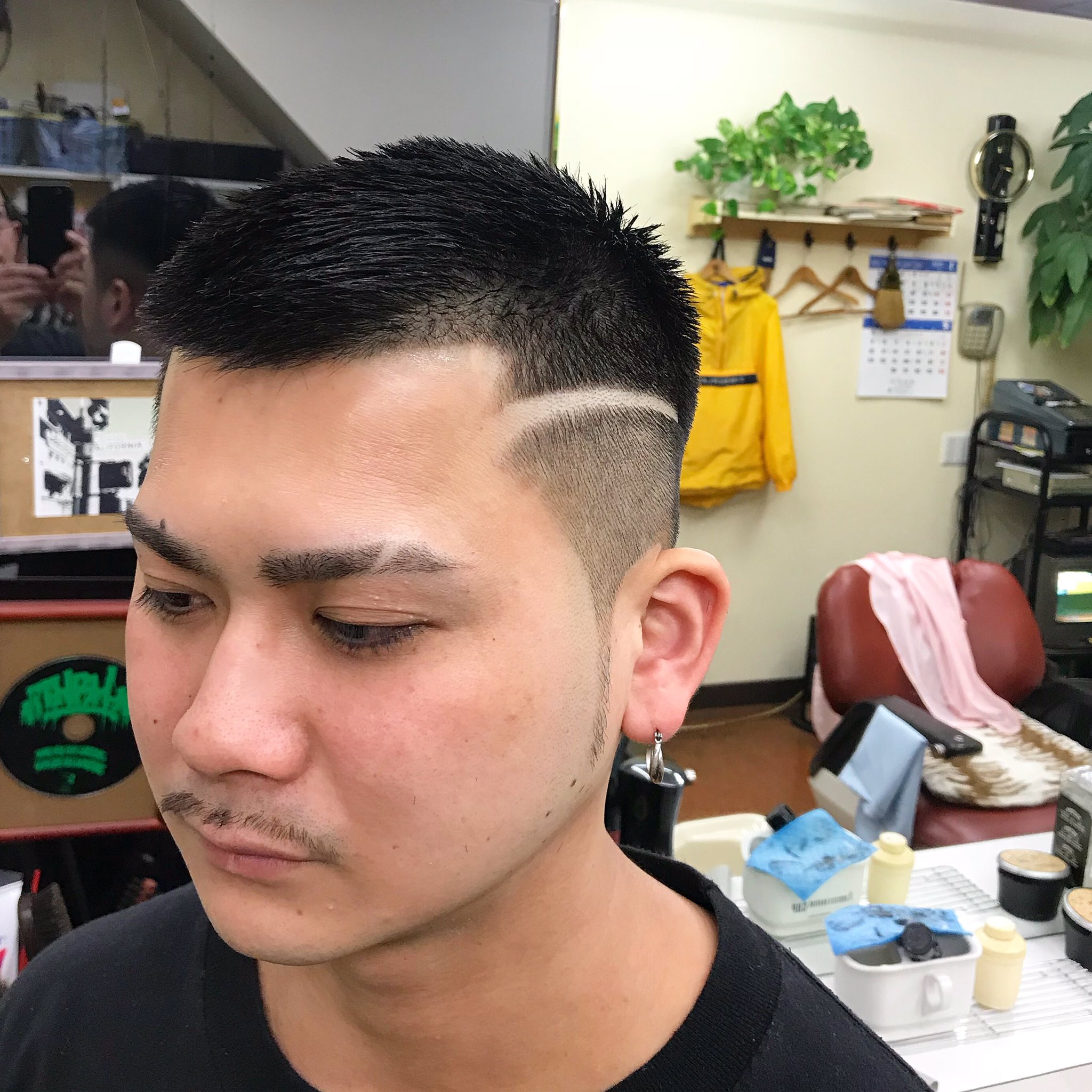 Barber Yamashi ラインアップ とはカミソリが使える バーバー で額からもみあげ迄のラインを綺麗に整える事 さらにカミソリで レザーライン を入れお洒落ボウズスタイルに T Co Fbntvixxkb T Co Zwtyya6zvh 板橋区バーバー 大山