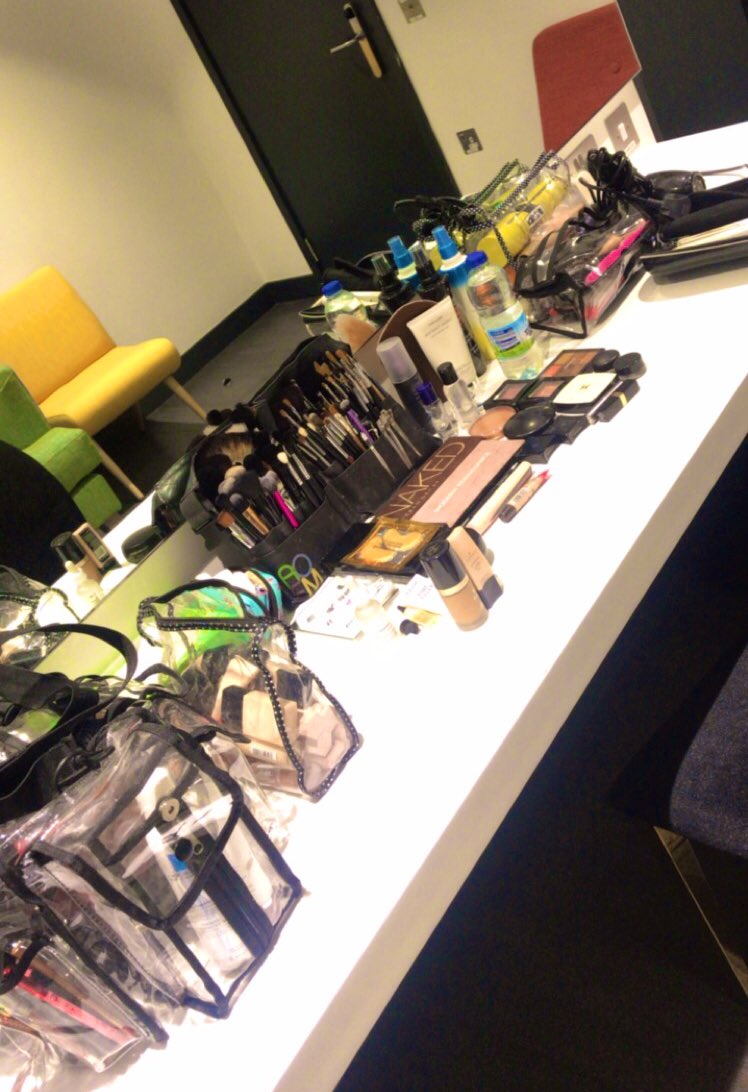 LaurenO_D's tweet photo. All ready for you @carolvorders #tooglamforam #makeupsetup https://t.co/dXmlleyhPM