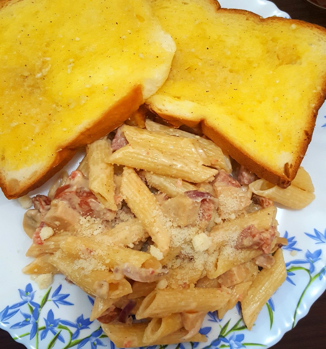 spempemm's tweet image. Sausage pasta for lunch, meryenda, dinner. #TipidMode