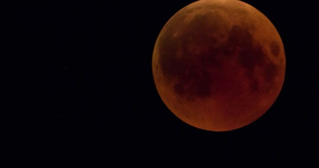 PopSci's tweet photo. How to watch the super blood wolf moon this weekend https://t.co/zF4G7dVKcZ https://t.co/zD1updLXGL