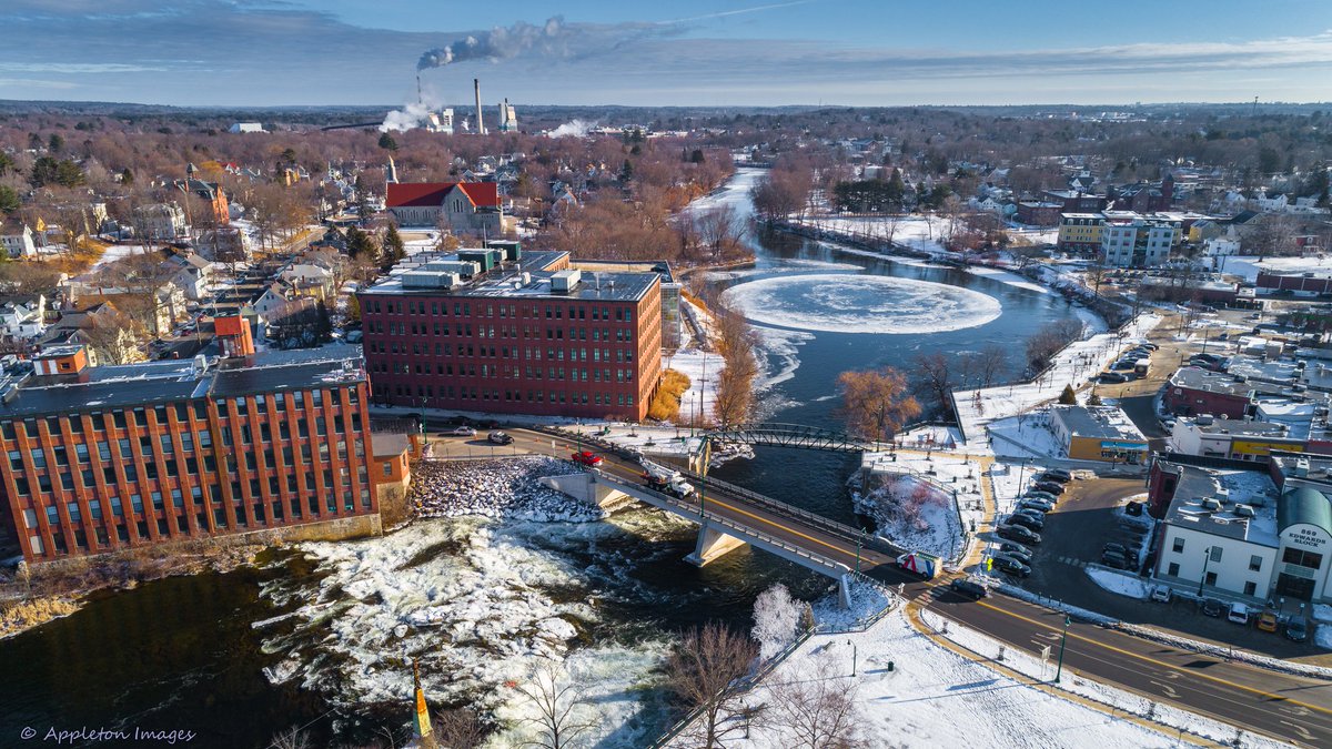 What do you think of the mysterious ice disk?! 🧐👩🏻‍🔬 Even the scientists are stumped! Photo by Colin Chase / Appleton Images.