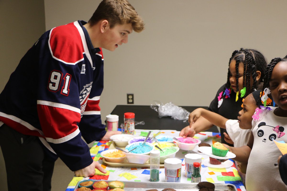 SpiritHockey's tweet photo. #SpiritInTheCommunity || We has a blast celebrating all the January Birthdays tonight at the Rescue Ministries of Mid-Michigan! https://t.co/6FPz8RkykD