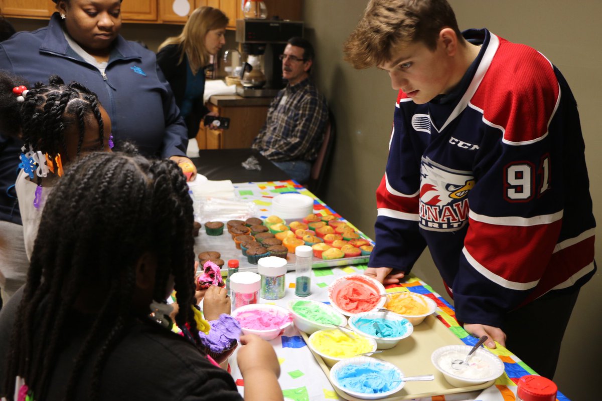SpiritHockey's tweet photo. #SpiritInTheCommunity || We has a blast celebrating all the January Birthdays tonight at the Rescue Ministries of Mid-Michigan! https://t.co/6FPz8RkykD