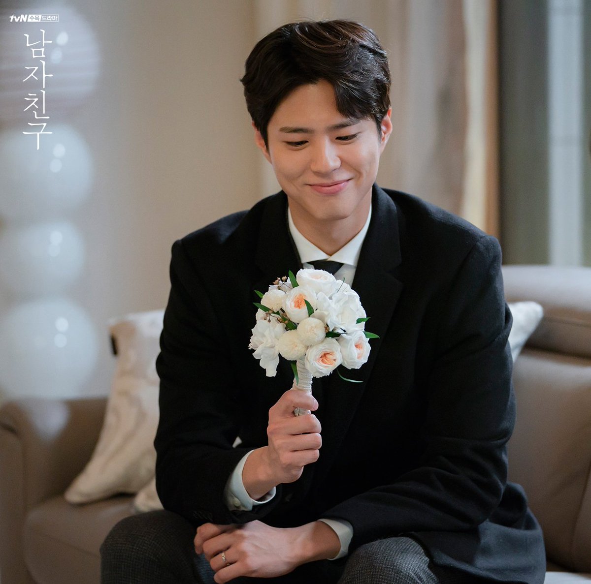 혹시 손에 든 것은 부케...?!💐
(와중에 커플링 멀리서 봐도 반짝거리는데?)
tvN <남자친구> 오늘 밤 9:30 방송
#tvN #수목드라마 #남자친구 #송혜교 #박보검