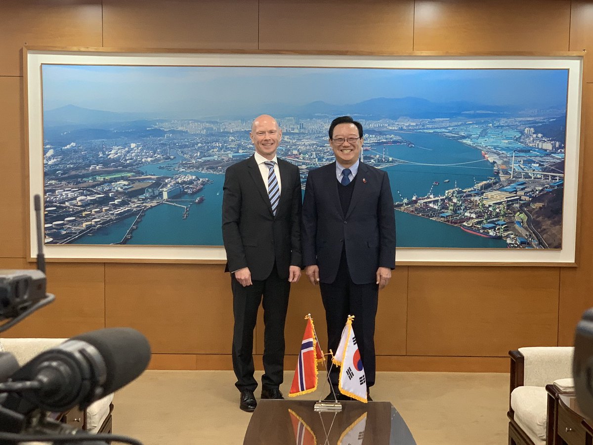 Solberg__'s tweet photo. Most interesting meeting in sunny #Ulsan today with Mayor Song Cheol-ho discussing cooperation between #Norway and #ROK on renewable energy solutions and industry cooperation. Also exchanging ideas on the 60 years anniversary for diplomatic relations🇳🇴🇰🇷@NorwayMFA @NORWEP https://t.co/7Wo2frT74U