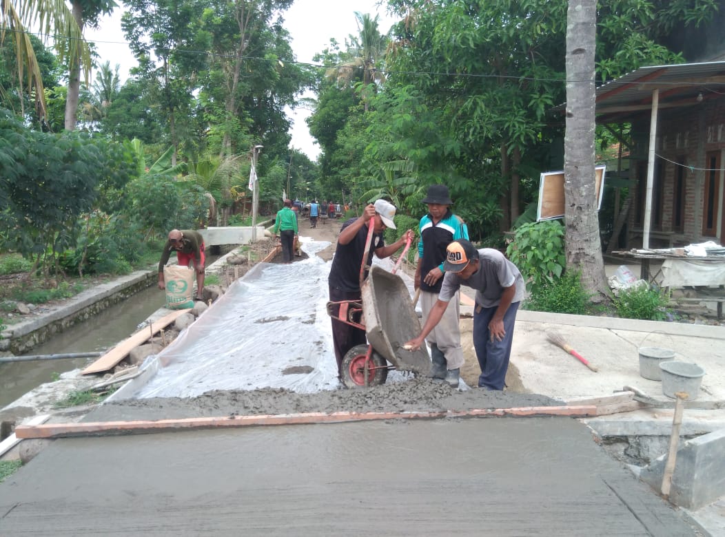 wonokromo2's tweet photo. Pembangunan jalan rabat beton di Dusun III Desa Wonokromo dari bantuan keuangan kepada Pemerintah Desa https://t.co/VRPGJwVIaZ