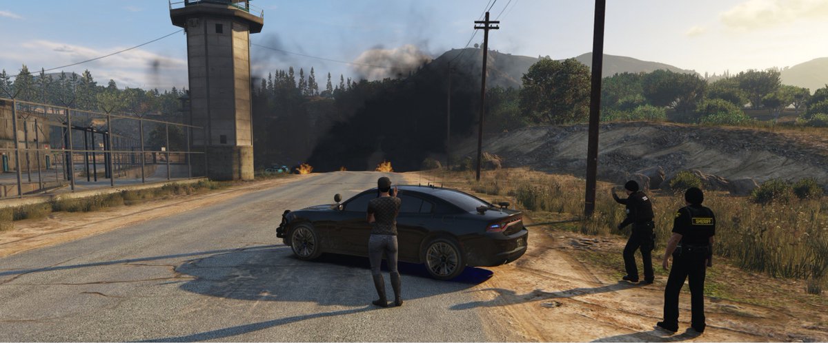 ProjectAsgardRP's tweet photo. @IGasoline @civ_kelly @GokuRPOfficial @MrRoscoeP @cferg @jpocphoto LSCSO and LSPD watching the car burn! https://t.co/cpPS92Mn2s