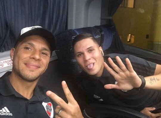 enzoperezofi's tweet photo. Con el goleador dedicado a @romorita11 https://t.co/EBMdOBJKGv