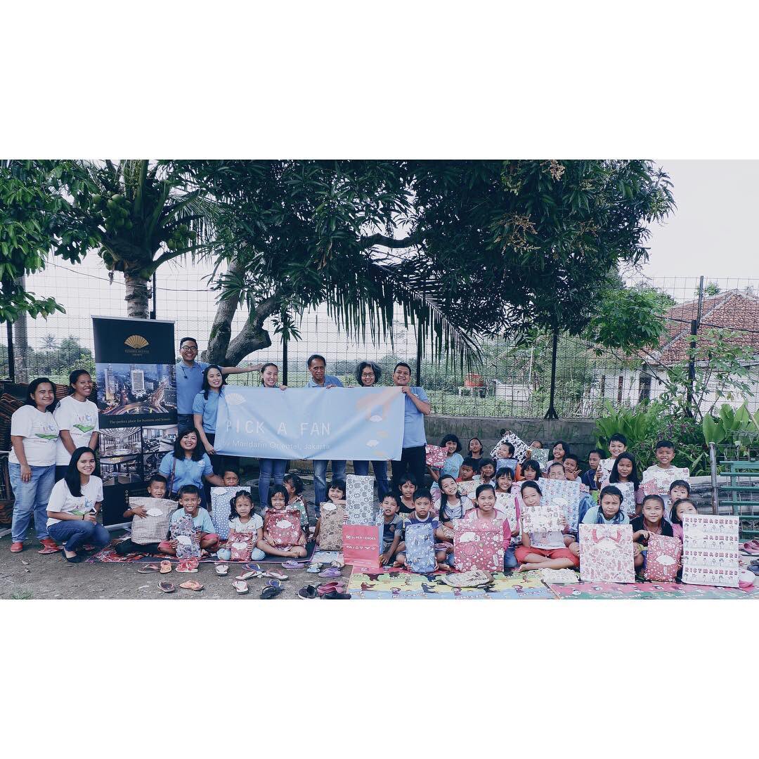 MO_JAKARTA's tweet photo. On 10 January 2019, we delivered 100 gifts to these joyful children through #PickAFan program.
.
Thank you to all guests and colleagues who participated in #PickAFan program. Our gratitude also extends to Yayasan Emmanuel for the support in the program.
#MandarinOrientalJakarta https://t.co/Zwzn3F18IR