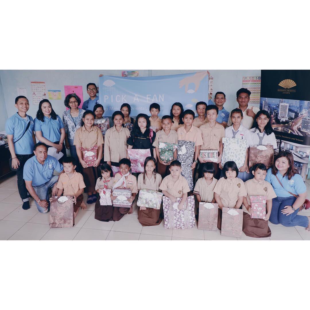 MO_JAKARTA's tweet photo. On 10 January 2019, we delivered 100 gifts to these joyful children through #PickAFan program.
.
Thank you to all guests and colleagues who participated in #PickAFan program. Our gratitude also extends to Yayasan Emmanuel for the support in the program.
#MandarinOrientalJakarta https://t.co/Zwzn3F18IR