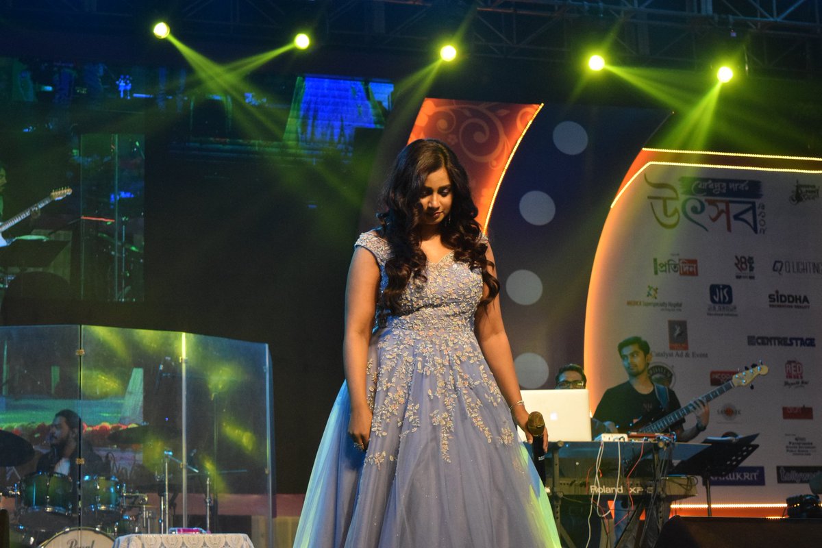SonaSsg's tweet photo. *NEW CLICKS*
Some dynamic stuffs from #JodhpurUtsav2019 in #Kolkata that crossed a diff level of awesomeness! ♥
The Nightingale @shreyaghoshal waved her magic in #WestBengal on her #4thConcert with her epitomic way! ♥
#ShreyaGhoshalliveInConcert https://t.co/rfNrs7SJTC