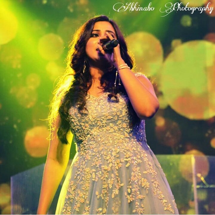 SonaSsg's tweet photo. *NEW CLICKS*
Some dynamic stuffs from #JodhpurUtsav2019 in #Kolkata that crossed a diff level of awesomeness! ♥
The Nightingale @shreyaghoshal waved her magic in #WestBengal on her #4thConcert with her epitomic way! ♥
#ShreyaGhoshalliveInConcert https://t.co/rfNrs7SJTC
