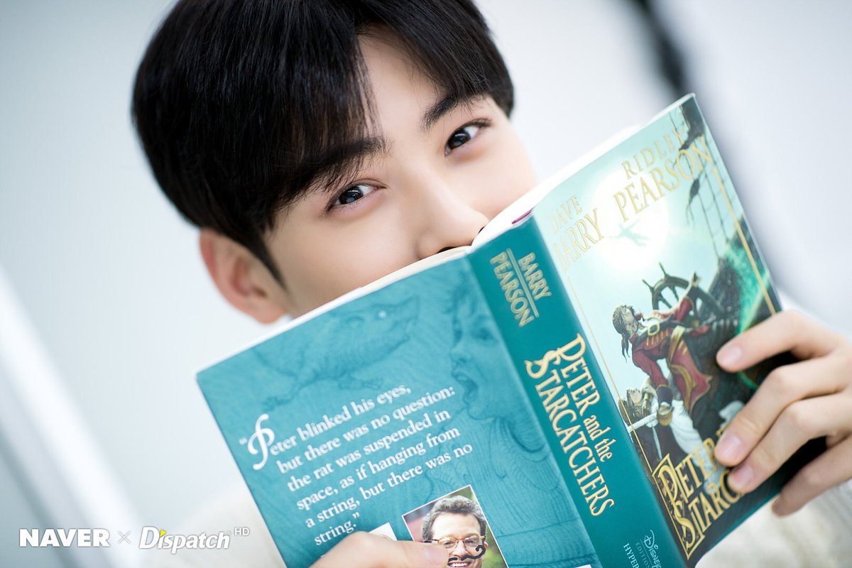 айдолы с книгами. бтс намджун с книгой. чимин белоснежка. кореец с книгой. чимин читает.