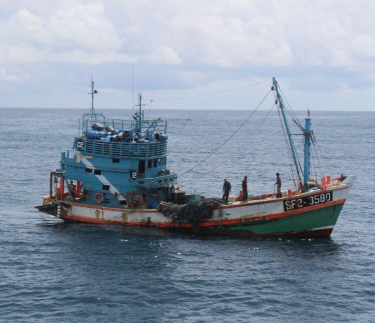 AdibNewsMPB's tweet photo. KUCHING, 16 Jan 2019 – Agensi Penguatkuasaan Maritim Malaysia (Maritim Malaysia) Negeri Sarawak semalam, menahan sebuah bot nelayan tempatan yang 
sedang melakukan aktiviti menangkap di perairan lebih kurang 22 batu nautika dari Tg. Sipang, Kuching. @NewsMPB https://t.co/CJMDCbMqhU