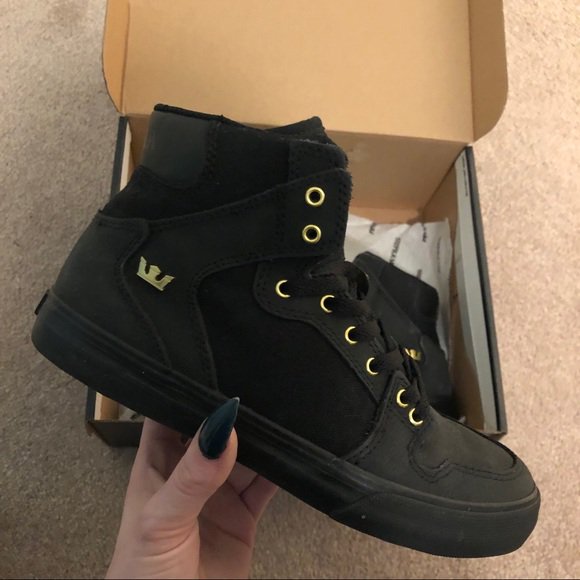 Kmic2006's tweet photo. So good I had to share! Check out all the items I'm loving on @Poshmarkapp #poshmark #fashion #style #shopmycloset #nike #mercermadison #supra: https://t.co/0iaVpjKxuN https://t.co/bQ8ETZ94yw
