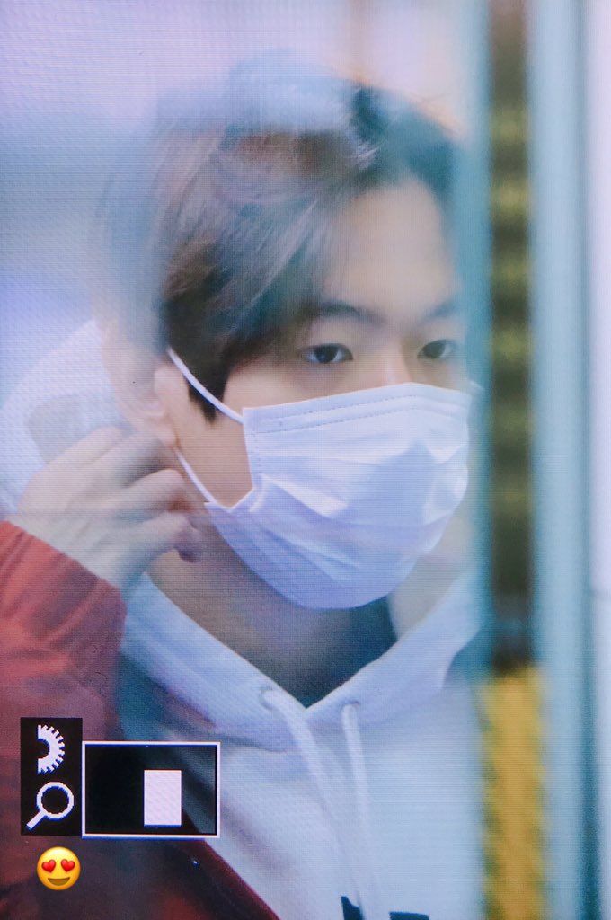 Likeyou_1992's tweet photo. 190116 19년 첫 해외스케듈 파이팅
#백현 #BAEKHYUN #EXO @B_hundred_Hyun https://t.co/NiqdsiMiqA