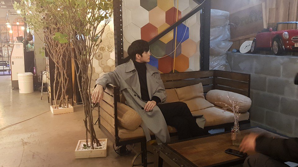 valorsg's tweet photo. 팔로워수가 많이 늘어났네요😘
옹성우님 팬들이겠죠? 옹성우님 공카에 올린 사진을 찍을 당시 저희 대표님폰으로 몇컷 찍었는데 화질이 좋지는 않지만 그래도 감사한 마음에 올려요, 저화질속에서 빛나는 옹성우님❤️카페발로 찾아주신 옹성우님 팬분들께도 감사의 마음 전합니다. #카페발로 #옹성우 https://t.co/4mFDttjJRn